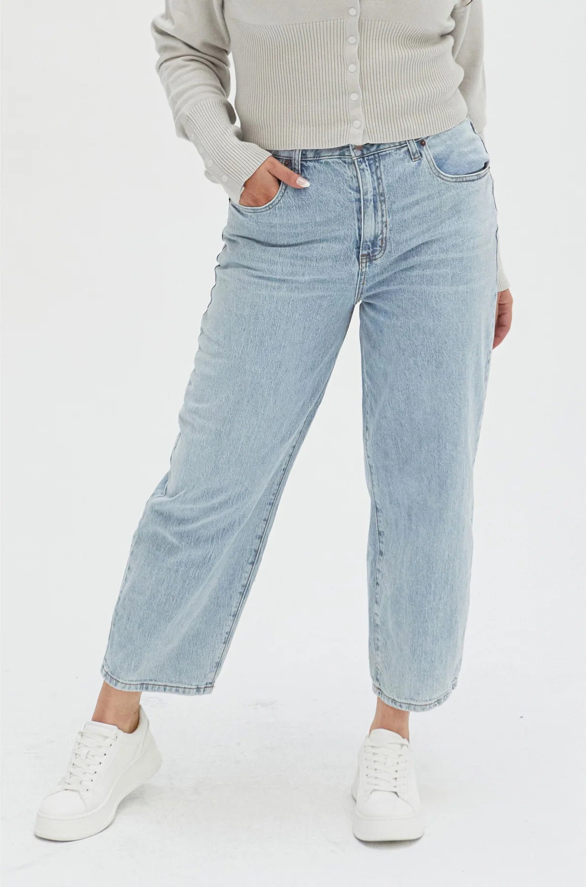 Oliver Logan - Harlow High Rise Barrel Jean (Light Indigo Worn)