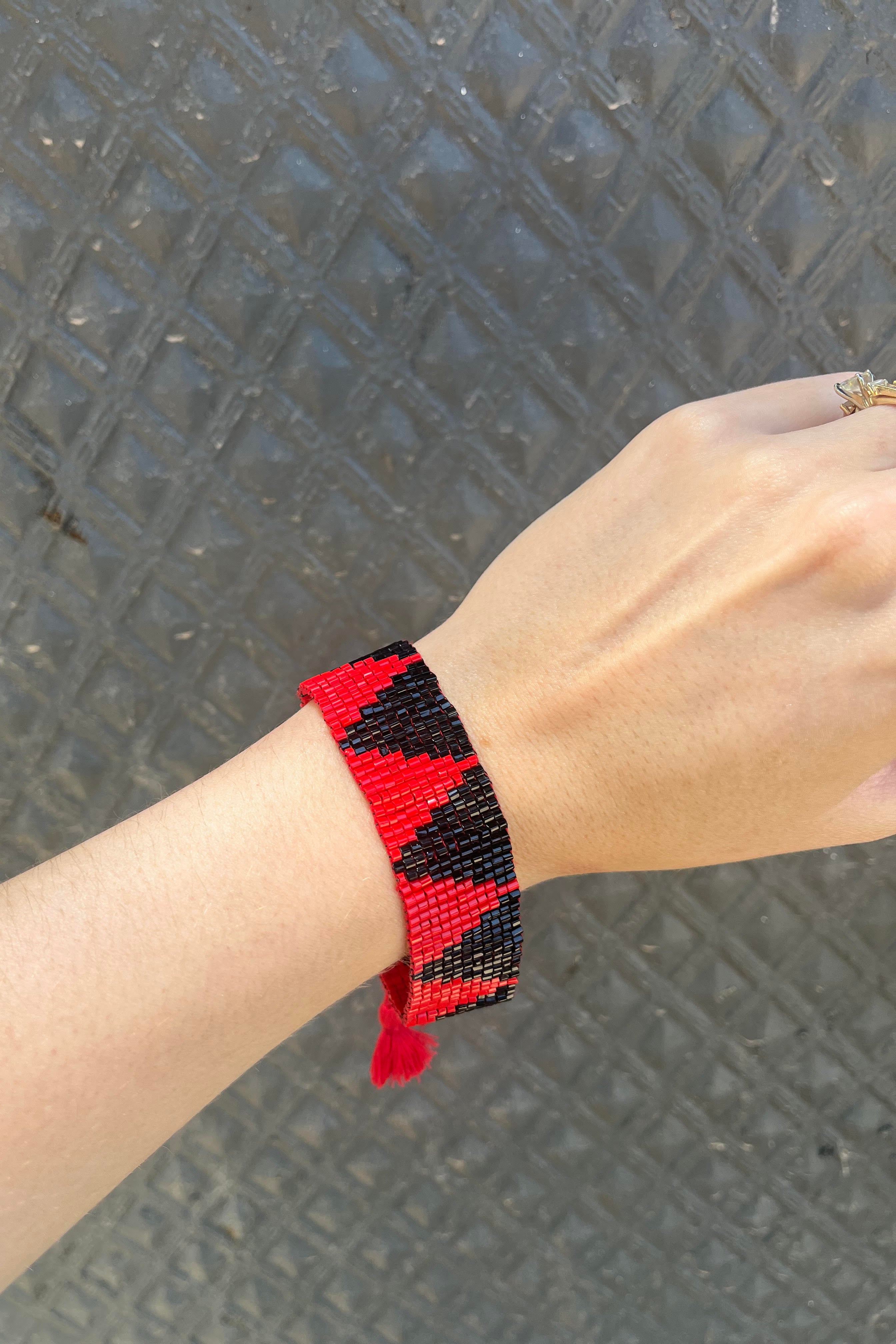 Triangle Beaded Bracelet (Red/Black)